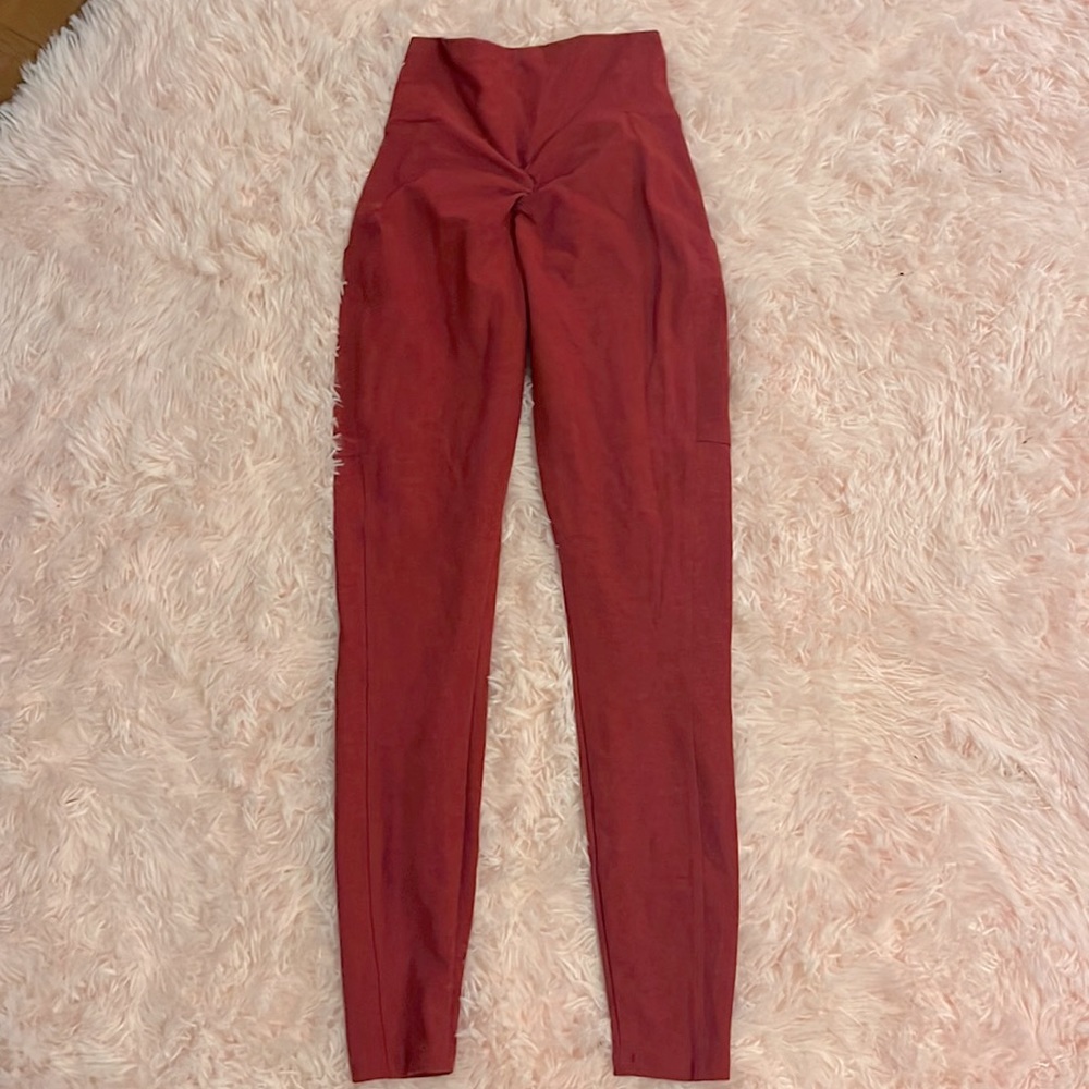 Adorable Bombshell Scrunch butt leggings!!!